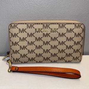 Michael Kors Leather Smartphone Wristlet
